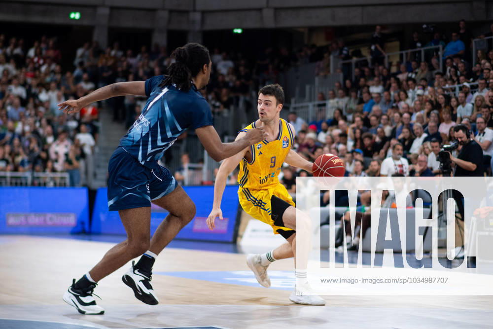 Jonas Mattisseck (Alba Berlin, 09) im Zweikampf mit Isaiah Whaley (MLP Academics Heidelberg, 01), GER, MLP Academics Heidelberg vs Alba Berlin, easycredit Basketball Bundesliga, 1. Spieltag, Saison 2023 2024, 28.09.2023 GER, MLP Academics Heidelberg vs Alba Berlin, easycredit Basketball Bundesliga, 1. Spieltag, Saison 2023 2024, 28.09.2023 Heidelberg