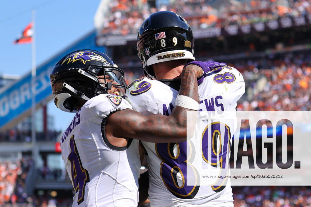 CLEVELAND, OH - OCTOBER 01: Baltimore Ravens wide receiver Zay Flowers (4) and Baltimore Ravens tight end Mark Andrews (89) celebrate after Andrews made a 7-yard touchdown catch during the second quarter of the National Football League game between the Baltimore Ravens and Cleveland Browns on October 1, 2023, at Cleveland Browns Stadium in Cleveland, OH. (Photo by Frank Jansky Icon Sportswire) NFL, American Football Herren, USA OCT 01 Ravens at Browns Icon231001013