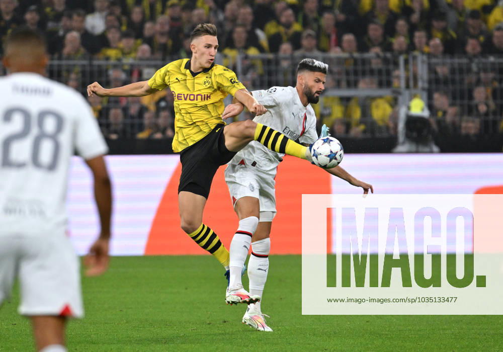Nico Schlotterbeck (Borussia Dortmund), li., gegen Olivier Giroud (AC Mailand) 04.10.2023, Fussball Champions League, Saison 2023 2024, Vorrunde, 2. Spieltag, Borussia Dortmund - AC Mailand Dortmund Signal Iduna Park Nordrhein Westfalen Deutschland