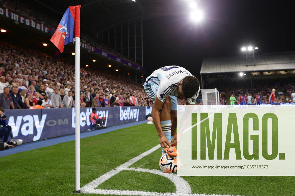 Crystal Palace v Nottingham Forest 07 October 2023, London - Premier League Football - Crystal Palace v Nottingham Forest - Morgan Gibbs-White of Nottingham Forest does up his laces - Photo: Jacques Feeney Offside. London UK