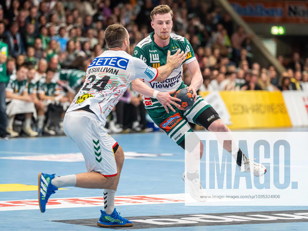 Erik Persson (Frisch Auf Goeppingen, 22) im Zweikampf mit Christian O Sullivan (SC Magdeburg, 24), Frisch Auf Goeppingen vs. SC Magdeburg, 1. Bundesliga, Handball, Herren, 07.10.2023 Frisch Auf Goeppingen vs. SC Magdeburg, 1. Bundesliga, Handball, Herren, 07.10.2023 Goeppingen