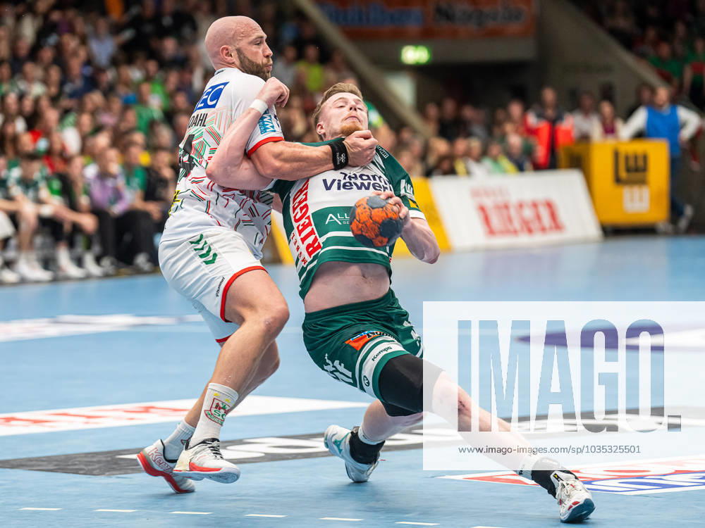 Erik Persson (Frisch Auf Goeppingen, 22) im Zweikampf mit Oscar Bergendahl (SC Magdeburg, 54), Frisch Auf Goeppingen vs. SC Magdeburg, 1. Bundesliga, Handball, Herren, 07.10.2023 Frisch Auf Goeppingen vs. SC Magdeburg, 1. Bundesliga, Handball, Herren, 07.10.2023 Goeppingen