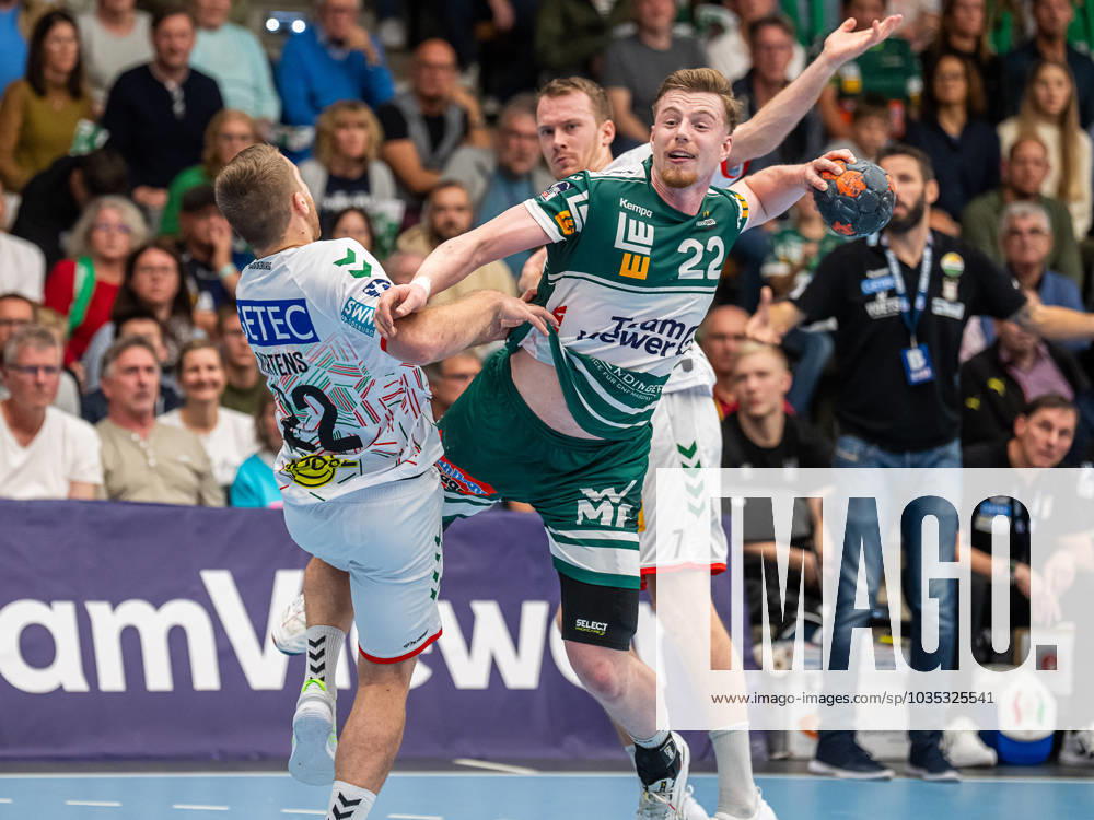 Erik Persson (Frisch Auf Goeppingen, 22) im Zweikampf mit Lukas Mertens (SC Magdeburg, 22), Frisch Auf Goeppingen vs. SC Magdeburg, 1. Bundesliga, Handball, Herren, 07.10.2023 Frisch Auf Goeppingen vs. SC Magdeburg, 1. Bundesliga, Handball, Herren, 07.10.2023 Goeppingen