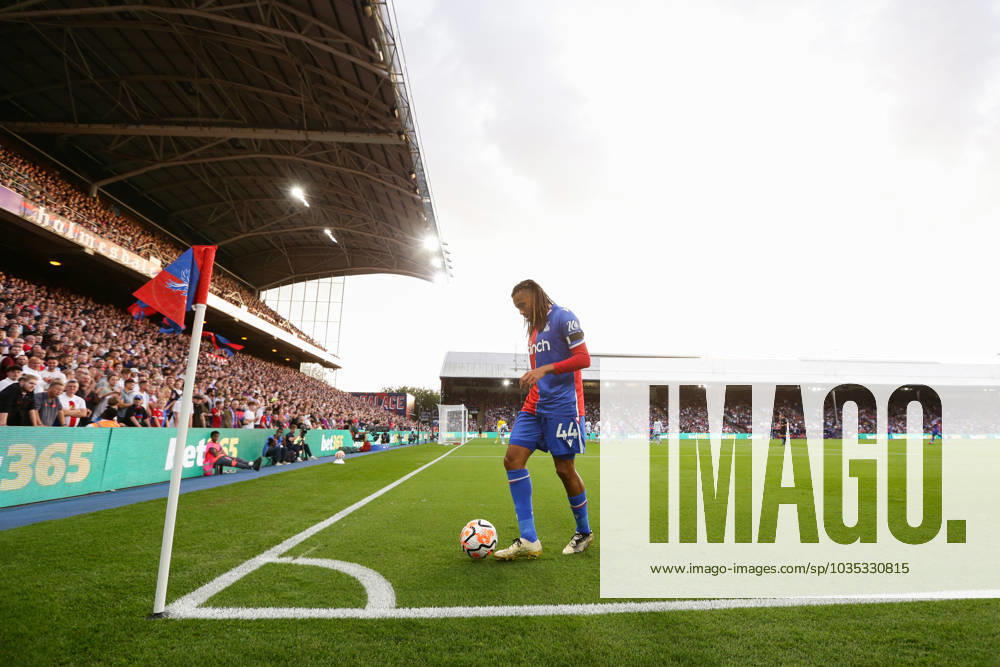 Crystal Palace v Nottingham Forest 07 October 2023, London - Premier League Football - Crystal Palace v Nottingham Forest - Jairo Riedewald of Crystal Palace goes to take a corner - Photo: Jacques Feeney Offside. London UK