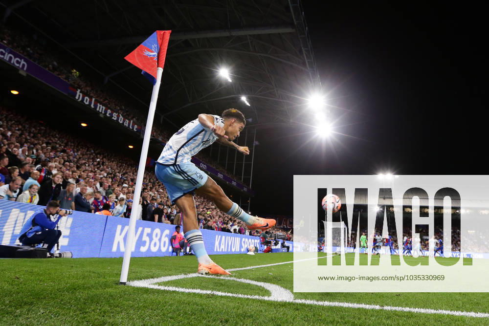 Crystal Palace v Nottingham Forest 07 October 2023, London - Premier League Football - Crystal Palace v Nottingham Forest - Morgan Gibbs-White of Nottingham Forest takes a corner - Photo: Jacques Feeney Offside. London UK