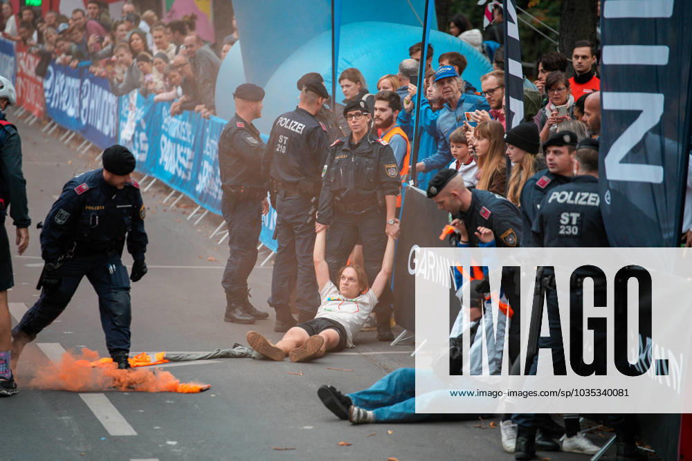 RUNNING - Graz Marathon 2023 GRAZ,AUSTRIA,08.OCT.23 - RUNNING - Graz Marathon. Image shows climate activists. GEPAxpictures xJohannesxFriedl