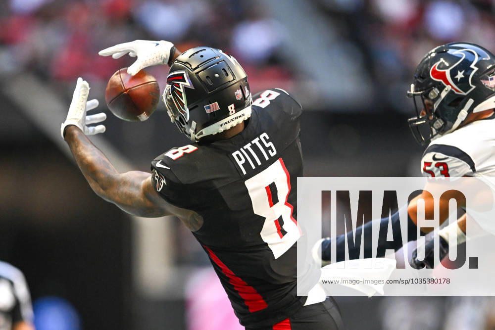 ATLANTA, GA Ã OCTOBER 08: Atlanta tight end Kyle Pitts (8) attempts to make a catch during the NFL, American Football Herren, USA game between the Houston Texans and the Atlanta Falcons on October 8th, 2023 at Mercedes-Benz Stadium in Atlanta, GA. (Photo by Rich von Biberstein Icon Sportswire) NFL: OCT 08 Texans at Falcons Icon231008010