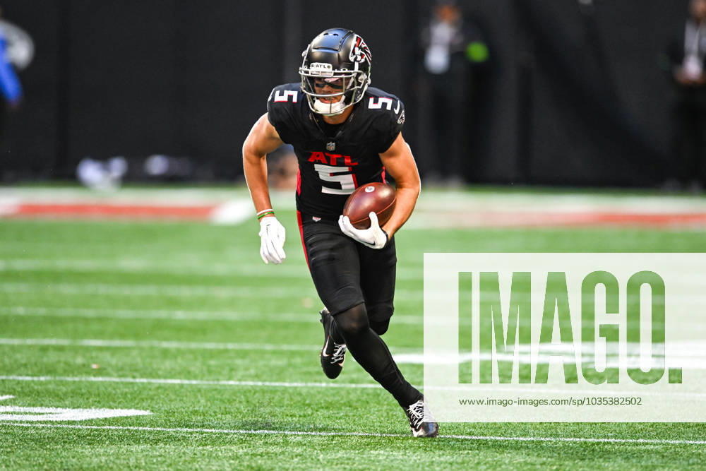ATLANTA, GA Ã OCTOBER 08: Atlanta wide receiver Drake London (5) runs with the ball after a reception during the NFL, American Football Herren, USA game between the Houston Texans and the Atlanta Falcons on October 8th, 2023 at Mercedes-Benz Stadium in Atlanta, GA. (Photo by Rich von Biberstein Icon Sportswire) NFL: OCT 08 Texans at Falcons Icon231008023