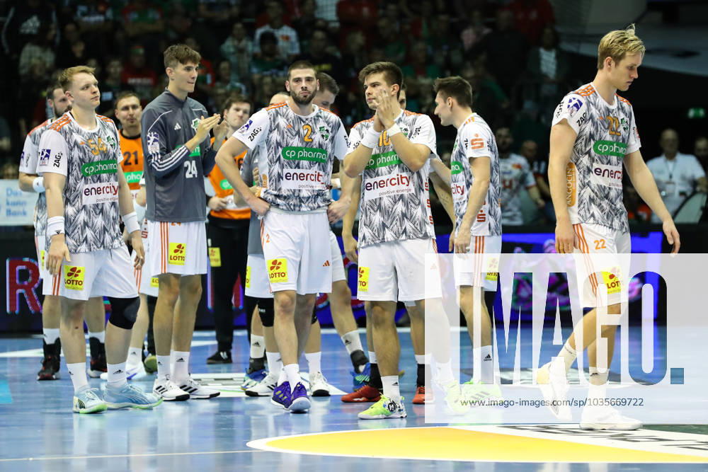 Renars Uscins (TSV Hannover-Burgdorf,10) - Enttäuscht, die Spieler von TSV Hannover-Burgdorf nach Spielende - Handball Bundesliga Saison 2023-2024 SC Magdeburg vs. TSV Hannover-Burgdorf in der GETEC Arena in Magdeburg - Aktion,Handball,Deutschland