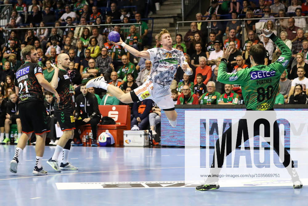 Jonathan Edvardsson (TSV Hannover-Burgdorf,26) gegen Torwart Nikola Portner (SC Magdeburg,80) - Handball Bundesliga Saison 2023-2024 SC Magdeburg vs. TSV Hannover-Burgdorf in der GETEC Arena in Magdeburg - Aktion,Handball,Deutschland
