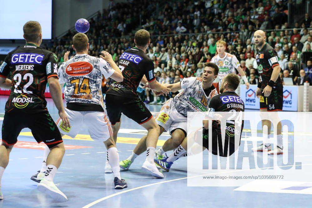 Renars Uscins (TSV Hannover-Burgdorf,10) - Handball Bundesliga Saison 2023-2024 SC Magdeburg vs. TSV Hannover-Burgdorf in der GETEC Arena in Magdeburg - Aktion,Handball,Deutschland