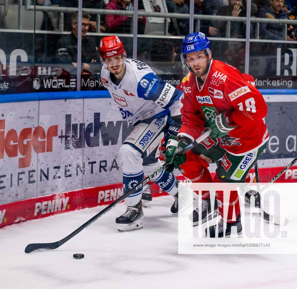 Kampf um den Puck Zweikampf zwischen Daniel Neumann (Schwenninger Wild Wings, 18) und Zack Mitchell (Augsburger Panther, 18). Augsburger Panther gegen Schwenninger Wild Wings, Eishockey, DEL, 11. Spieltag, Saison 2023 2024, 15.10.2023. Augsburger Panther gegen Schwenninger Wild Wings, Eishockey, DEL, 11. Spieltag, Saison 2023 2024, 15.10.2023 Augsburg