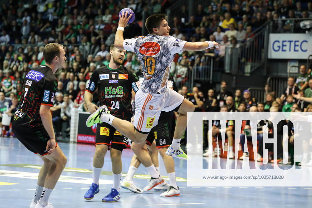 Renars Uscins (TSV Hannover-Burgdorf,10) - Handball Bundesliga Saison 2023-2024 SC Magdeburg vs. TSV Hannover-Burgdorf in der GETEC Arena in Magdeburg - Aktion,Handball,Deutschland