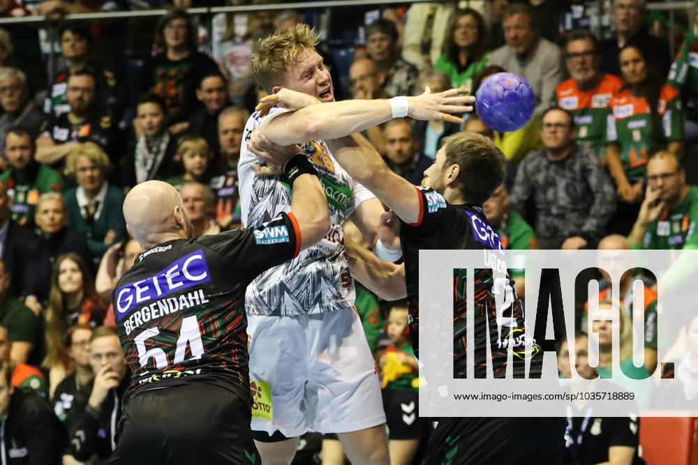 Jonathan Edvardsson (TSV Hannover-Burgdorf,26) gegen Albin Lagergren (SC Magdeburg,21) und Oscar Bergendahl (SC Magdeburg,54) - Handball Bundesliga Saison 2023-2024 SC Magdeburg vs. TSV Hannover-Burgdorf in der GETEC Arena in Magdeburg - Aktion,Handball,Deutschland