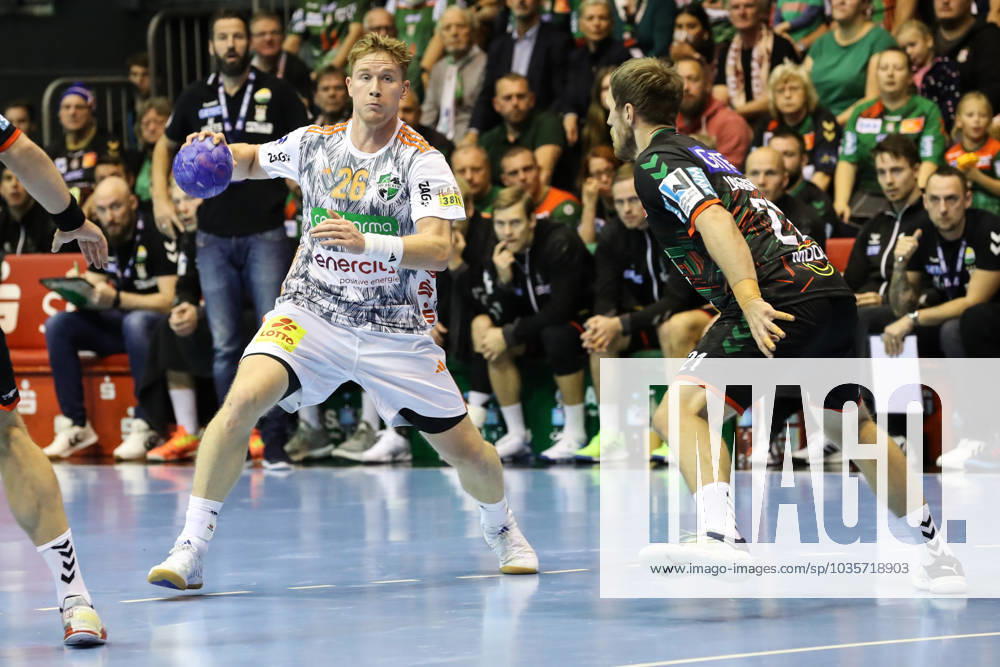 Jonathan Edvardsson (TSV Hannover-Burgdorf,26) gegen Albin Lagergren (SC Magdeburg,21) - Handball Bundesliga Saison 2023-2024 SC Magdeburg vs. TSV Hannover-Burgdorf in der GETEC Arena in Magdeburg - Aktion,Handball,Deutschland