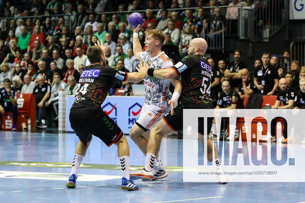 Jonathan Edvardsson (TSV Hannover-Burgdorf,26) gegen Oscar Bergendahl (SC Magdeburg,54) und Christian O Sullivan (SC Magdeburg,24) - Handball Bundesliga Saison 2023-2024 SC Magdeburg vs. TSV Hannover-Burgdorf in der GETEC Arena in Magdeburg - Aktion,Handball,Deutschland