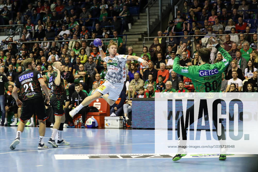 Jonathan Edvardsson (TSV Hannover-Burgdorf,26) gegen Torwart Nikola Portner (SC Magdeburg,80) - Handball Bundesliga Saison 2023-2024 SC Magdeburg vs. TSV Hannover-Burgdorf in der GETEC Arena in Magdeburg - Aktion,Handball,Deutschland