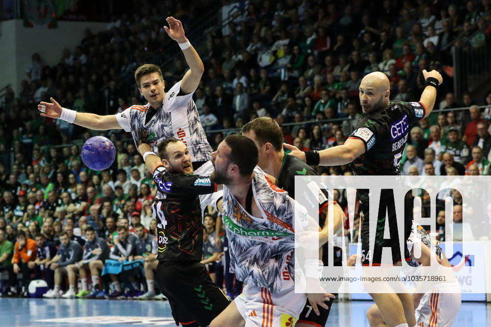 Renars Uscins (TSV Hannover-Burgdorf,10) und Ilija Brozovic (TSV Hannover-Burgdorf,44) gegen Christian O Sullivan (SC Magdeburg,24) und Oscar Bergendahl (SC Magdeburg,54) - Handball Bundesliga Saison 2023-2024 SC Magdeburg vs. TSV Hannover-Burgdorf in der GETEC Arena in Magdeburg - Aktion,Handball,Deutschland