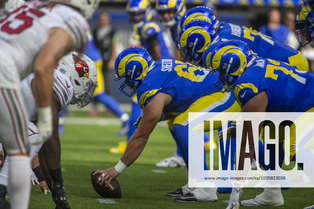 INGLEWOOD, CA - OCTOBER 15: Los Angeles Rams offensive lineman Coleman Shelton (65) prepares to snap the ball in the first half of an NFL, American Football Herren, USA football game between the Arizona Cardinals and Los Angeles Rams at SoFi Stadium, October 15, 2023, in Inglewood, California. (Photo by Tony Ding Icon Sportswire) NFL: OCT 15 Cardinals at Rams Icon46520230820041