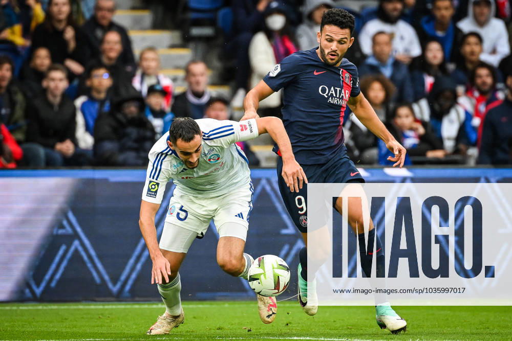 Lucas PERRIN of Strasbourg and Goncalo RAMOS of PSG during the Ligue 1 match between Paris Saint-Germain (PSG) and RC Strasbourg at Parc des Princes Stadium on October 21, 2023 in Paris, France. Paris France - ZUMAm308 20231021_zsp_m308_001