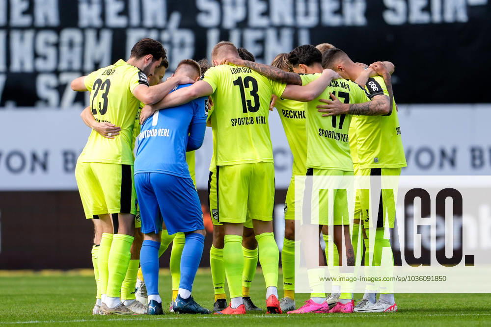 Spieler vom SC Verl, schwören sich mit einem Mannschaftskreis vor dem Anpfiff ein, Kreis, Teamkreis, Konzentration, Kameradschaft, Ansprache, Motivation, 22.10.2023, Sandhausen (Deutschland), Fussball, 3. Liga, SV Sandhausen - SC Verl, 22.10.2023, Sandhausen (Deutschland), Fussball, 3. Liga, SV Sandhausen - SC Verl, DFB DFL REGULATIONS PROHIBIT ANY USE OF PHOTOGRAPHS AS IMAGE SEQUENCES AND OR QUASI-VIDEO.