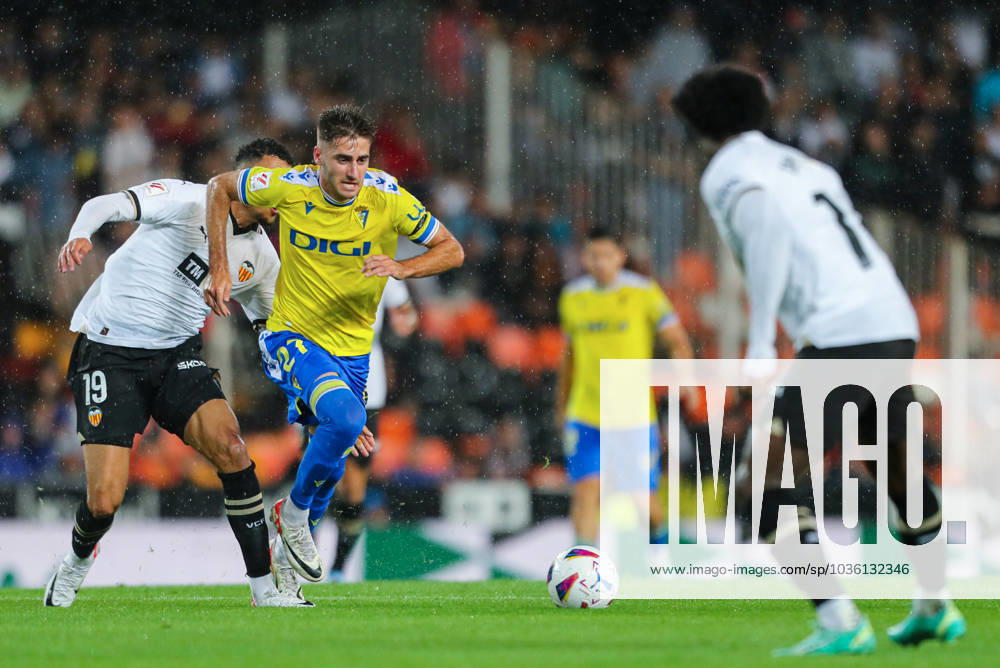 Robert Navarro of Cadiz in action during the spanish league, La Liga EA Sports, football match played between Valencia CF and UD Cadiz CF at Mestalla stadium on October 23, 2023, in Valencia, Spain. VALENCIA SPAIN - ZUMAa181 20231023_zaa_a181_011
