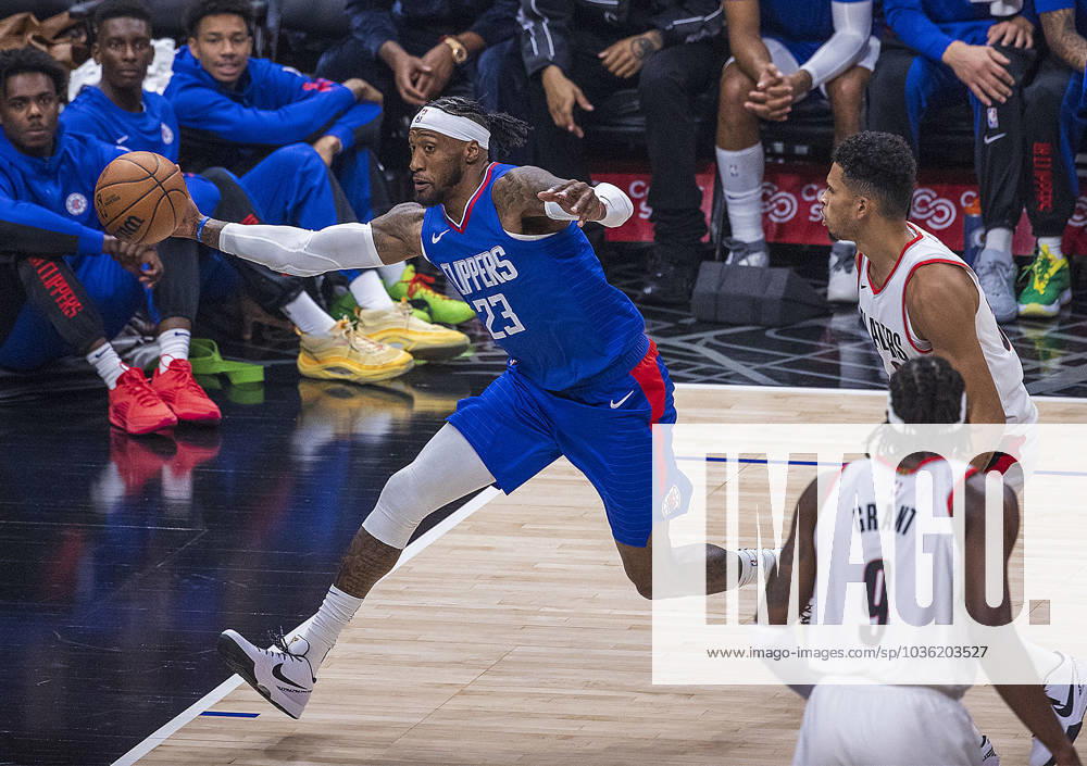 Robert Covington 23 of the Los Angeles Clippers passes the ball during their NBA, Basketball Herren, USA game against the Portland Trail Blazers on Wednesday October 25, 2023 at Crypto.com Arena in Los Angeles, California. Clippers defeat Trail Blazers, 123-111. ARIANA RUIZ PI Los Angeles USA - ZUMAp124 20231025_zaa_p124_023