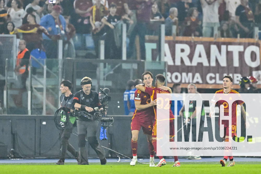 Roma s players jubilates after Edoardo Bove scored the goal during the UEFA Europa League group G soccer match AS Roma vs SK Slavia Prague at Olimpico stadium in Rome, Italy, 26 October 2023. ANSA ALESSANDRO DI MEO UEFA Europa League: Roma - Slavia Prague - ZUMAa110 20231026_zaf_a110_058