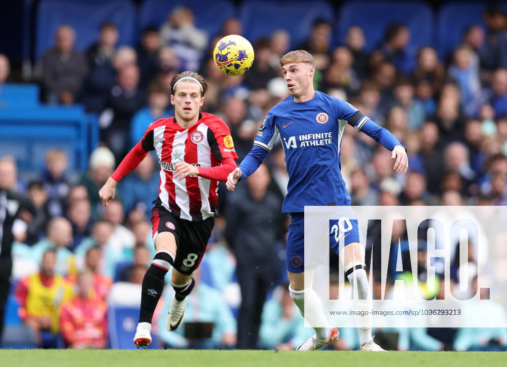 London, England, 28th October 2023. Cole Palmer of Chelsea with the ball ahead of Mathias Jensen of Brentford during the Premier League match at Stamford Bridge, London. Picture credit should read: Paul Terry Sportimage . SPI-2685-0002