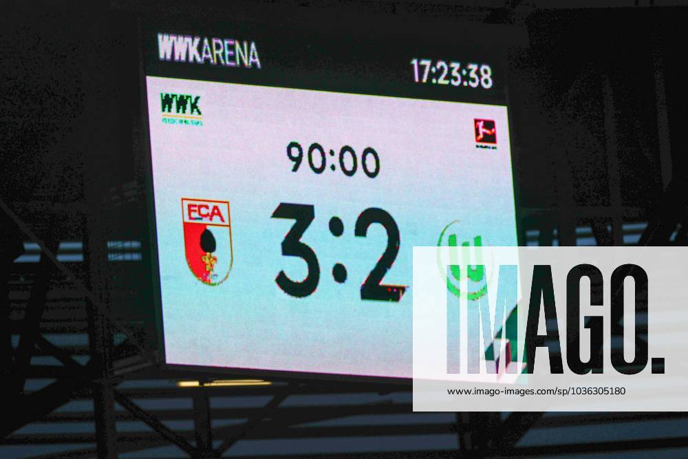 Endstand auf der Anzeigetafel, 3:2, FC Augsburg vs. VfL Wolfsburg, Fussball, 1. Bundesliga, 9. Spieltag, 28.10.2023 DFB regulations prohibit any use of photographs as image sequences and or quasi-video Augsburg Bayern Deutschland