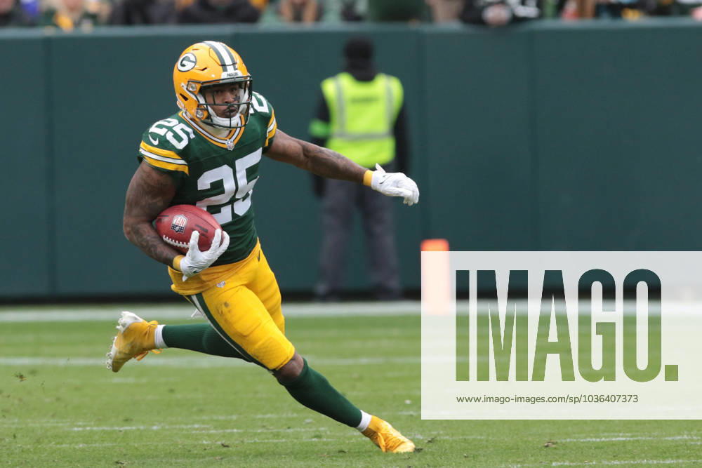 GREEN BAY, WI - OCTOBER 29: Green Bay Packers cornerback Keisean Nixon (25) returns a kick during a game between the Green Bay Packers and the Minnesota Vikings on October 29, 2023 at Lambeau Field, in Green Bay, WI. (Photo by Larry Radloff Icon Sportswire) NFL, American Football Herren, USA OCT 29 Vikings at Packers Icon2310293936