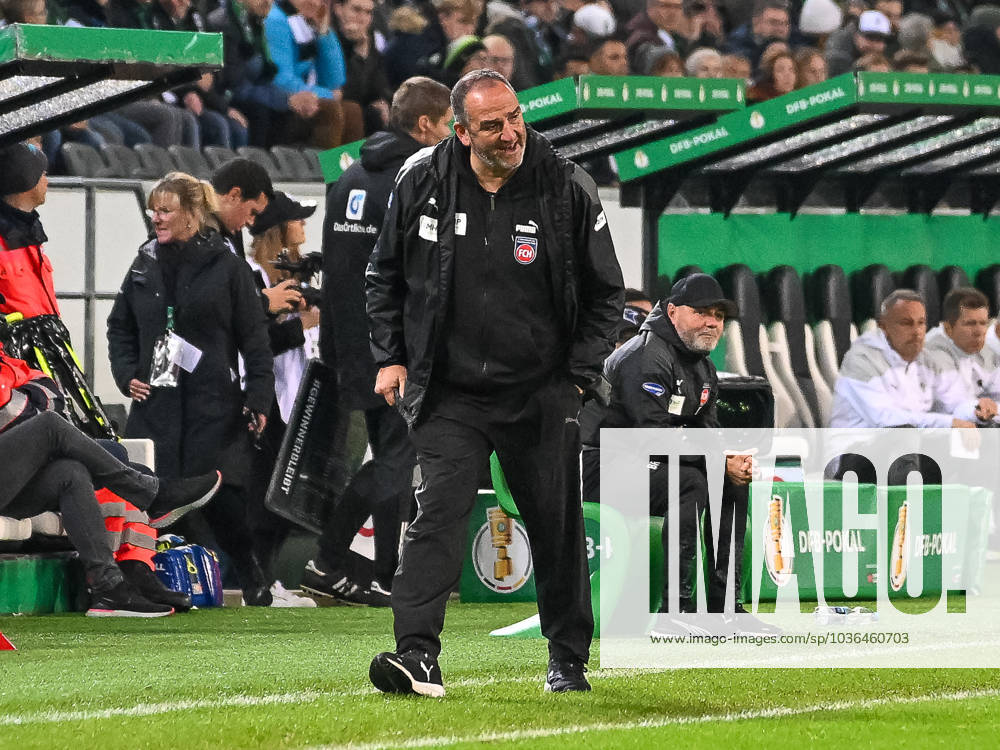 Frank Schmidt (FC Heidenheim, Chef-Trainer) versucht seine Mannschaft zu motivieren. Borussia Moenchengladbach vs. 1. FC Heidenheim 1846, Fussball, DFB-Pokal, 2. Hauptrunde, Saison 2023 2024, 31.10.2023 DFB DFL Regulations prohibit any use of Photographs as image sequences and or quasi-video Borussia Moenchengladbach vs. 1. FC Heidenheim 1846, Fussball, DFB-Pokal, 2. Hauptrunde, Saison 2023 2024, 31.10.2023 Moenchengladbach