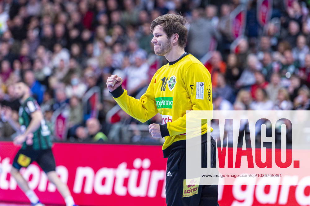 Simon Gade (TSV Hannover-Burgdorf, Nr. 16) (v.l.), TSV Hannover-Burgdorf (grün) gegen THW Kiel (weiß) am 12. Spieltag der Saison 2023 2024 in der LIQUI MOLY Handball-Bundesliga (09.11.2023, ZAG Arena (Hannover, GER),