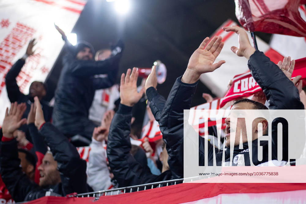 Maximilan Eggestein (SC Freiburg, 08) und Team jubeln ueber den Sieg zusammen mit den Fans und Ultras am Zaun, GER, SC Freiburg vs FK TSC Backa Topola, Fussball UEFA Europa League, Gruppe A, 4. Spieltag, Saison 2023 2024, 09.11.2023 GER, SC Freiburg vs FK TSC Backa Topola, Fussball UEFA Europa League, Gruppe A, 4. Spieltag, Saison 2023 2024, 09.11.2023 Freiburg