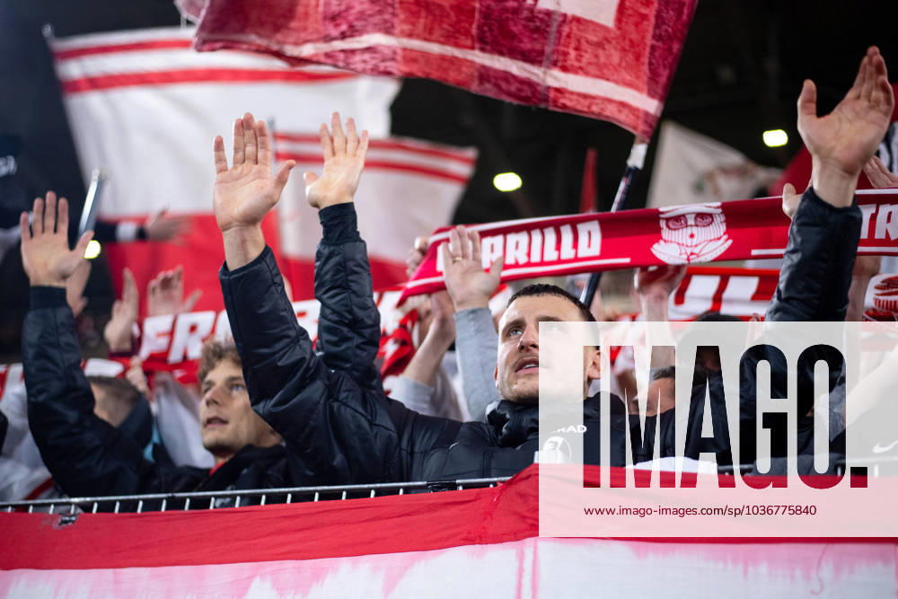 Maximilan Eggestein (SC Freiburg, 08) und Team jubeln ueber den Sieg zusammen mit den Fans und Ultras am Zaun, GER, SC Freiburg vs FK TSC Backa Topola, Fussball UEFA Europa League, Gruppe A, 4. Spieltag, Saison 2023 2024, 09.11.2023 GER, SC Freiburg vs FK TSC Backa Topola, Fussball UEFA Europa League, Gruppe A, 4. Spieltag, Saison 2023 2024, 09.11.2023 Freiburg