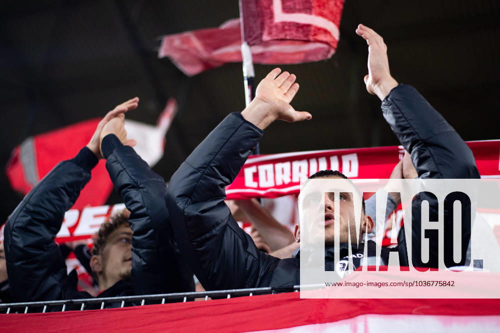 Maximilan Eggestein (SC Freiburg, 08) und Team jubeln ueber den Sieg zusammen mit den Fans und Ultras am Zaun, GER, SC Freiburg vs FK TSC Backa Topola, Fussball UEFA Europa League, Gruppe A, 4. Spieltag, Saison 2023 2024, 09.11.2023 GER, SC Freiburg vs FK TSC Backa Topola, Fussball UEFA Europa League, Gruppe A, 4. Spieltag, Saison 2023 2024, 09.11.2023 Freiburg