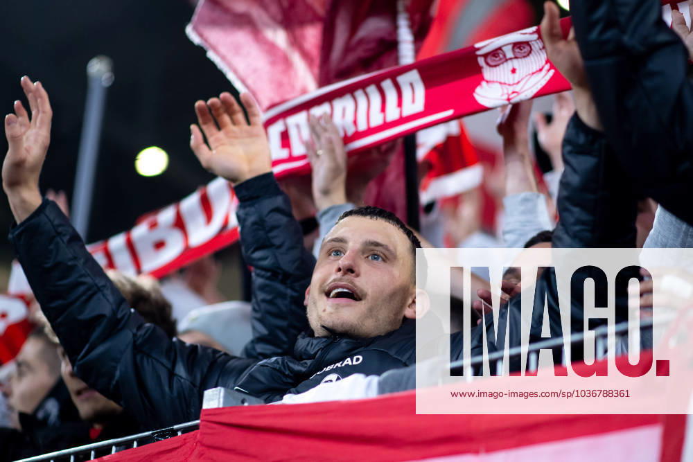 Maximilan Eggestein (SC Freiburg, 08) und Team jubeln ueber den Sieg zusammen mit den Fans und Ultras am Zaun, GER, SC Freiburg vs FK TSC Backa Topola, Fussball UEFA Europa League, Gruppe A, 4. Spieltag, Saison 2023 2024, 09.11.2023 GER, SC Freiburg vs FK TSC Backa Topola, Fussball UEFA Europa League, Gruppe A, 4. Spieltag, Saison 2023 2024, 09.11.2023 Freiburg