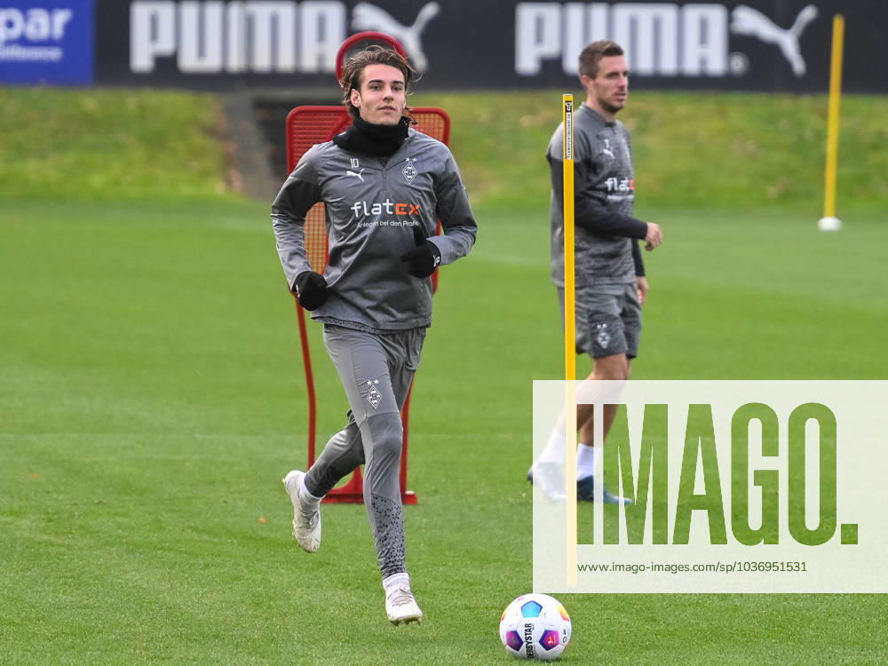 Florian Neuhaus (Borussia Moenchengladbach, 10) laeuft seinem vorgelegtem Ball hinterher. Dahinter Patrick Herrmann (Borussia Moenchengladbach, 07). Borussia Moenchengladbach, Fussball, 1. Bundesliga, Training, Saison 2023 2024, 14.11.2023 Borussia Moenchengladbach, Fussball, 1. Bundesliga, Training, Saison 2023 2024, 14.11.2023 Moenchengladbach