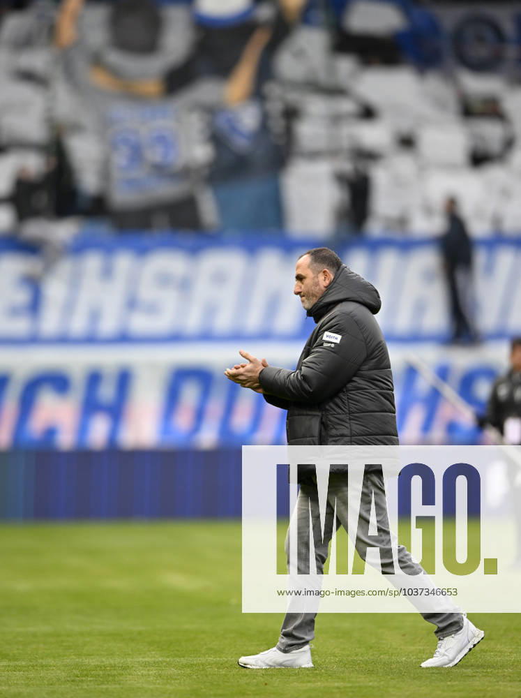 Vor Spielbeginn: Trainer Coach Frank Schmidt 1. FC Heidenheim 1846 FCH Gestik Geste aufmunternd 1. FC Heidenheim 1846 FCH vs VfL Bochum 1848 BOC 26.11.2023 DFL REGULATIONS PROHIBIT ANY USE OF PHOTOGRAPHS AS IMAGE SEQUENCES AND OR QUASI-VIDEO 1. FC Heidenheim 1846 FCH vs VfL Bochum 1848 BOC