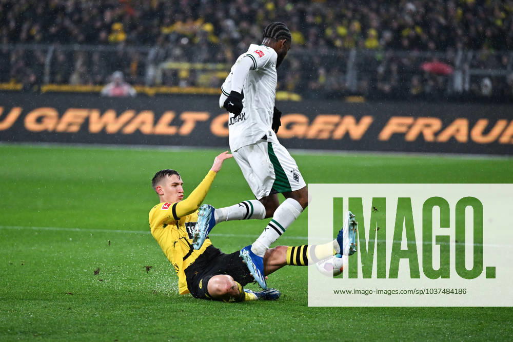 Nico Schlotterbeck (Borussia Dortmund), li., gegen Theoson Jordan Siebatcheu (Borussia Moenchengladbach) 25.11.2023, Fussball 1. Bundesliga, 12. Spieltag, Saison 2023 2024 Borussia Dortmund - Borussia Mönchengladbach 4:2 Dortmund Signal Iduna Park Nordrhein Westfalen Deutschland