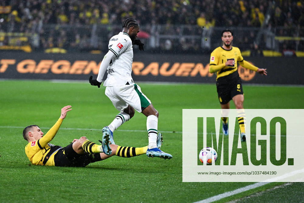 Nico Schlotterbeck (Borussia Dortmund), li., gegen Theoson Jordan Siebatcheu (Borussia Moenchengladbach) 25.11.2023, Fussball 1. Bundesliga, 12. Spieltag, Saison 2023 2024 Borussia Dortmund - Borussia Mönchengladbach 4:2 Dortmund Signal Iduna Park Nordrhein Westfalen Deutschland