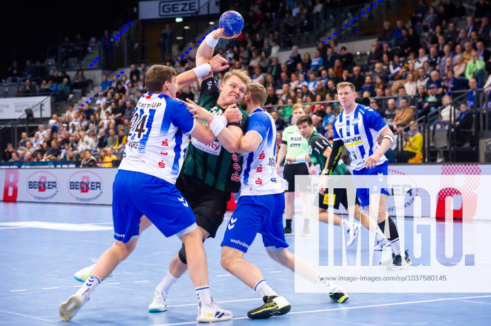Justus Fischer (TSV Hannover-Burgdorf, 54) in der Zange von Lukas Laube (TVB Stuttgart, 24), li. und Samuel Roethlisberger (TVB Stuttgart, 17), re. TVB Stuttgart - Hannover Burgdorf, Handball, 2023 2024, Liqui Moly Handball Bundesliga, 02.12.2023, Stuttgart (Porsche Arena), DEU TVB Stuttgart - Hannover Burgdorf, 02.12.2023, Stuttgart (Porsche Arena), DEU Stuttgart