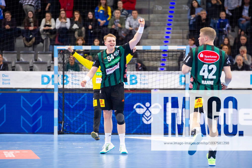 Justus Fischer (TSV Hannover-Burgdorf, 54) und Dario Quenstedt (TSV Hannover-Burgdorf, 21), li. in Siegerpose, Martin Hanne (TSV Hannover-Burgdorf, 42), re. TVB Stuttgart - Hannover Burgdorf, Handball, 2023 2024, Liqui Moly Handball Bundesliga, 02.12.2023, Stuttgart (Porsche Arena), DEU TVB Stuttgart - Hannover Burgdorf, 02.12.2023, Stuttgart (Porsche Arena), DEU Stuttgart