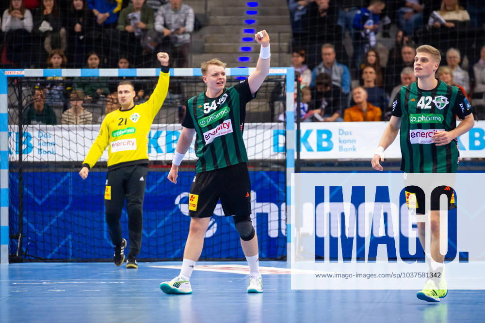 Justus Fischer (TSV Hannover-Burgdorf, 54) und Dario Quenstedt (TSV Hannover-Burgdorf, 21), li. in Siegerpose, Martin Hanne (TSV Hannover-Burgdorf, 42), re. TVB Stuttgart - Hannover Burgdorf, Handball, 2023 2024, Liqui Moly Handball Bundesliga, 02.12.2023, Stuttgart (Porsche Arena), DEU TVB Stuttgart - Hannover Burgdorf, 02.12.2023, Stuttgart (Porsche Arena), DEU Stuttgart