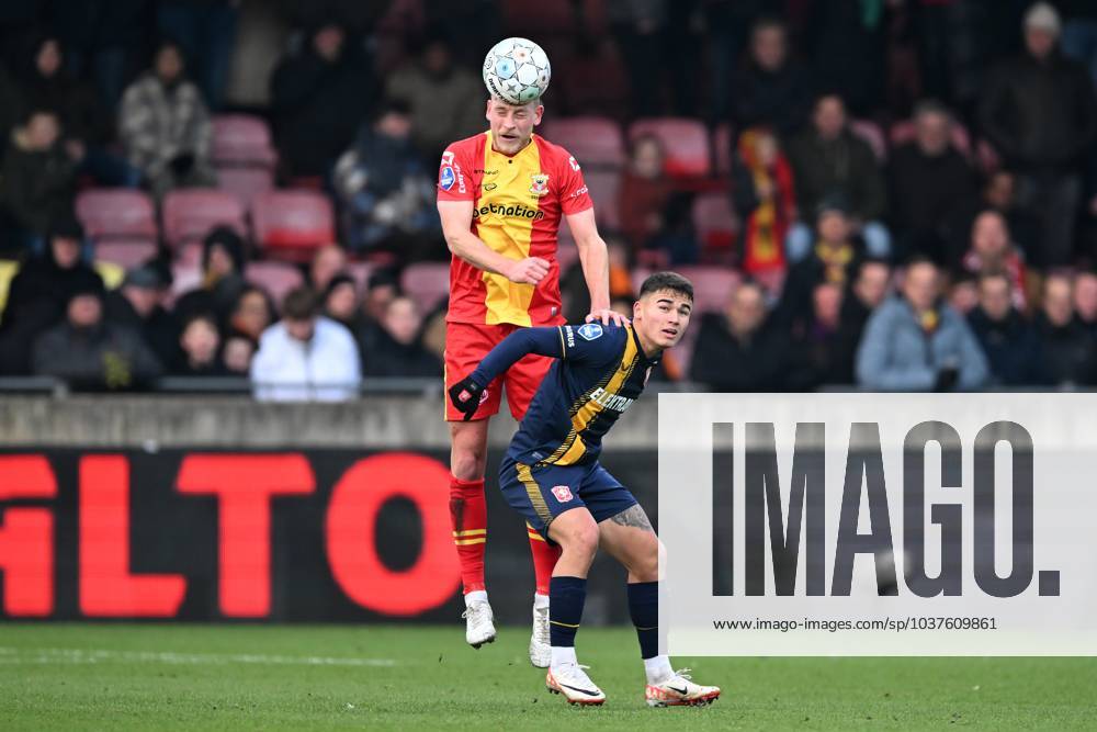 DEVENTER - (l-r) Joris Kramer of Go Ahead Eagles, Manfred Ugalde of FC Twente during the Dutch Eredivisie match between Go Ahead Eagles and FC Twente in De Adelaarshorst on December 3, 2023 in Deventer, Netherlands. ANP GERRIT VAN KEULEN netherlands out - belgium out Deventer IVx 485338807 originalFilename: 0370967638st