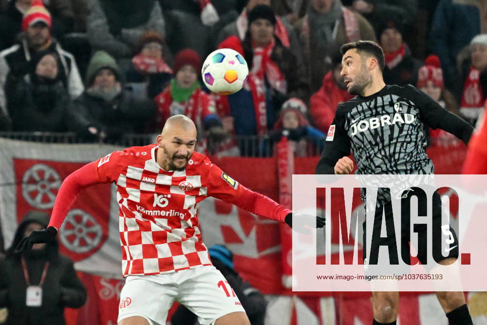 Fussball 1.Bundesliga, FSV Mainz 05 - SC Freiburg, v.l. Ludovic Ajorque (FSV Mainz 05) Manuel Gulde (SC Freiburg) Zweikampf, Aktion, action, battle for the ball Mainz