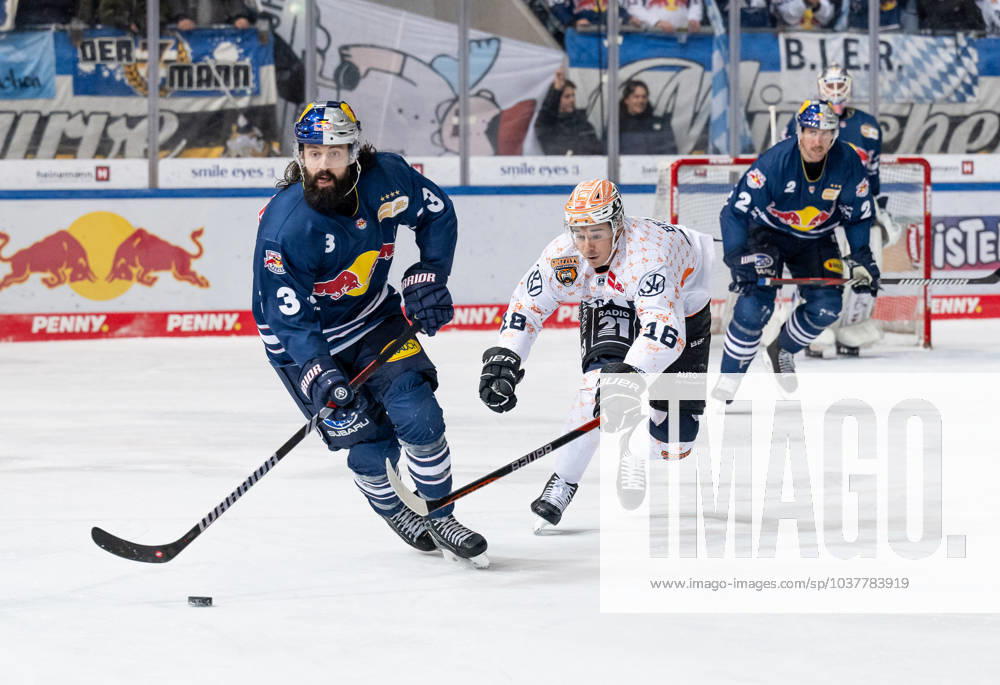 Kampf um den Puck Zweikampf zwischen Dominik Bittner (EHC Red Bull Muenchen, 3) und Jean-Christophe Beaudin (Grizzlys Wolfsburg, 16). EHC Red Bull Muenchen gegen Grizzlys Wolfsburg, Eishockey, DEL, 25. Spieltag, Saison 2023 2024, 08.12.2023. EHC Red Bull Muenchen gegen Grizzlys Wolfsburg, Eishockey, DEL, 25. Spieltag, Saison 2023 2024, 08.12.2023. Muenchen