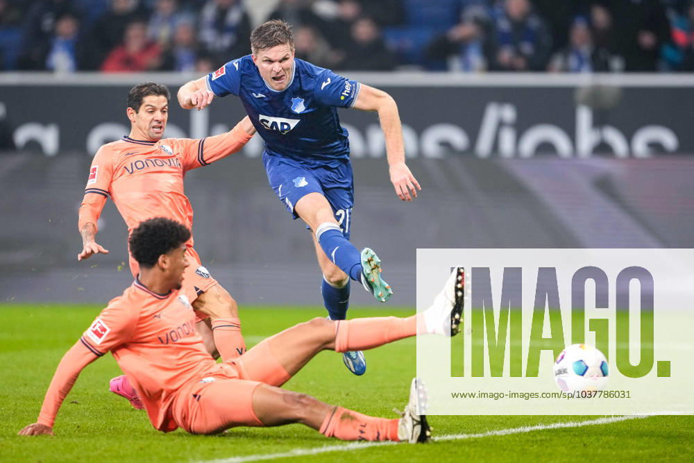 V.li.: Bernardo Fernandes da Silva Junior (BOC, 5), Christian Esteban Gamboa Luna (BOC, 2), Marius Bülter (Hoffenheim, 21), Torschuss, Torchance, Zweikampf, Spielszene, Duell, duel, tackle, tackling, Dynamik, Action, Aktion, im Strafraum, Strafraumszene, 08.12.2023, Sinsheim (Deutschland), Fussball, Bundesliga, TSG 1899 Hoffenheim - VfL Bochum, DFB DFL REGULATIONS PROHIBIT ANY USE OF PHOTOGRAPHS AS IMAGE SEQUENCES AND OR QUASI-VIDEO.