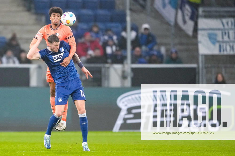 V.li.: Bernardo Fernandes da Silva Junior (BOC, 5), Wout Weghorst (Hoffenheim, 10), Kopfball, Kopfballduell, Spielszene, Zweikampf in der Luft, Aktion, Action, 08.12.2023, Sinsheim (Deutschland), Fussball, Bundesliga, TSG 1899 Hoffenheim - VfL Bochum, DFB DFL REGULATIONS PROHIBIT ANY USE OF PHOTOGRAPHS AS IMAGE SEQUENCES AND OR QUASI-VIDEO.