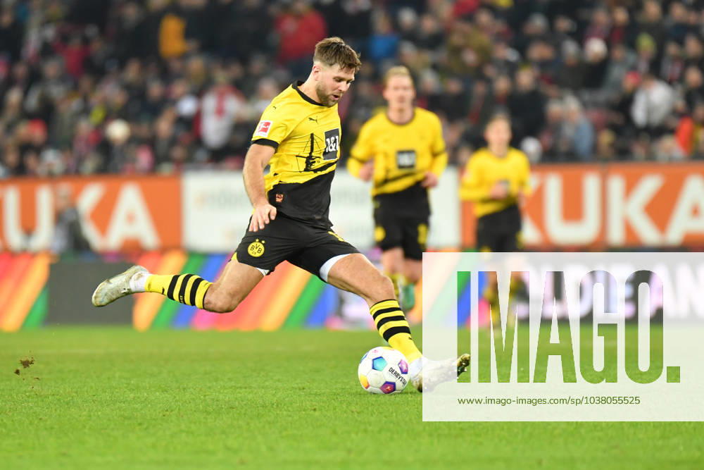 In Aktion beim Bundesligaspiel FC Augsburg - Borussia Dortmund am 16.12.2023. Augsburg WWK Arena Bayern Deutschland